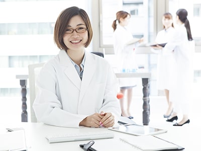 海外製の「Luckytest排卵検査薬」の日本製の「ドゥーテスト排卵検査薬」の結果が変わらないことを説明する女性
